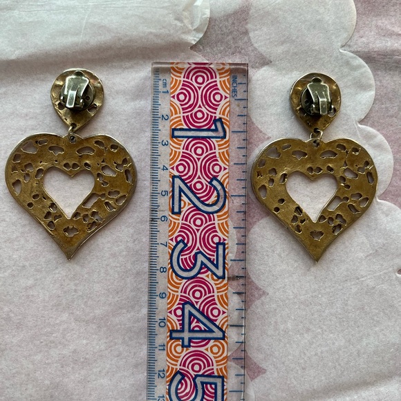 VTG 80s Metal Gold Heart Earrings clip-on EUC - Picture 2 of 6